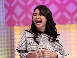 Liburan ke Jepang, Ayu Ting Ting Bawa Sambel dan Rendang