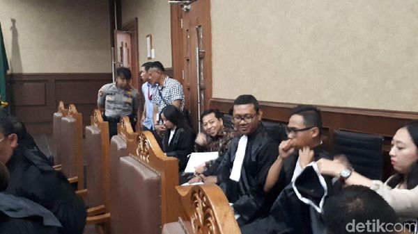 Foto: Senyum Setya Novanto untuk Ny Deisti di Ruang Sidang Foto: Senyum Setya Novanto untuk Ny Deisti di Ruang Sidang