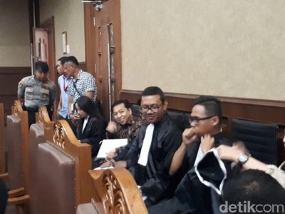 Foto: Senyum Setya Novanto untuk Ny Deisti di Ruang Sidang