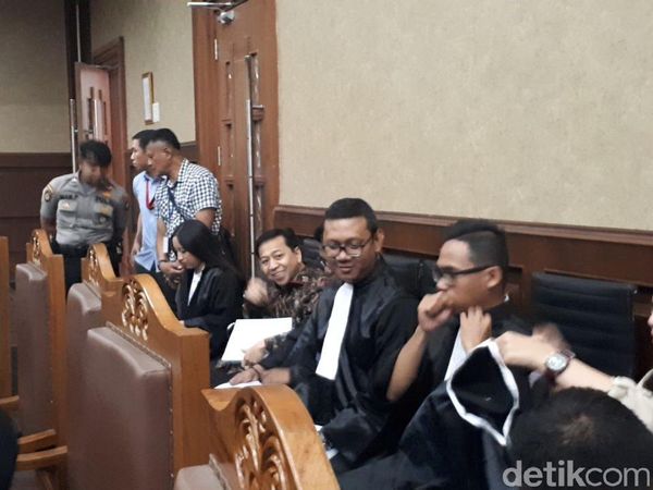 Foto: Senyum Setya Novanto untuk Ny Deisti di Ruang Sidang