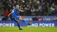 Setelah Vardy, giliran Riyad Mahrez yang maju sebagai eksekutor Leicester. Foto: Darren Staples/Reuters