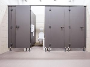 Viral Cara Antre Toilet yang Benar, Bukan di Depan Bilik Viral Cara Antre Toilet yang Benar, Bukan di Depan Bilik