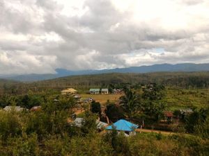 Dapat Lampu Tenaga Surya, Pulau Buru Kini Terang Benderang