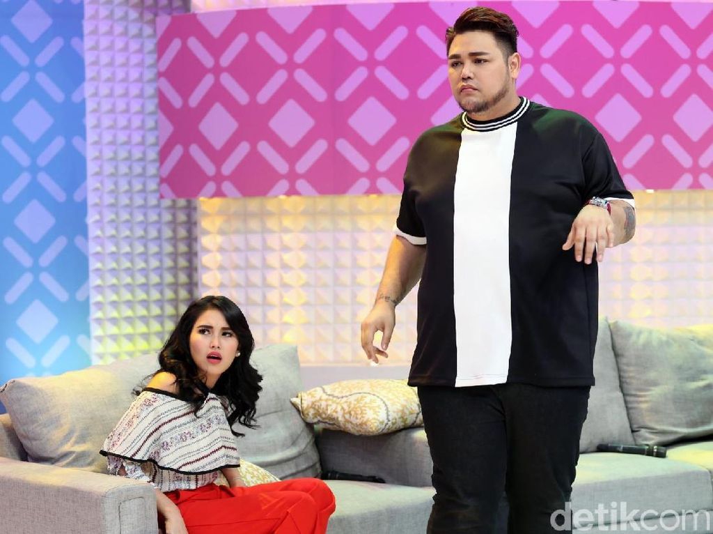 Kasih Bunga ke Ibu Ayu Ting Ting, Ivan Gunawan Masih Usaha? Kasih Bunga ke Ibu Ayu Ting Ting, Ivan Gunawan Masih Usaha?
