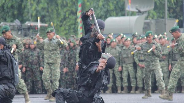 Ngeri! Saat Prajurit Kostrad Pamer Makan Kobra di Depan Panglima