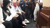 Potret Ny Deisti Berkerudung Putih Hadiri Sidang Eksepsi Novanto
