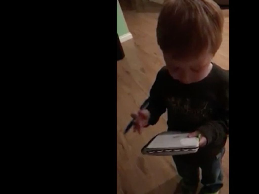 Viral Video Bocah 3 Tahun yang Tengah Tulis Daftar Belanja Ibunya