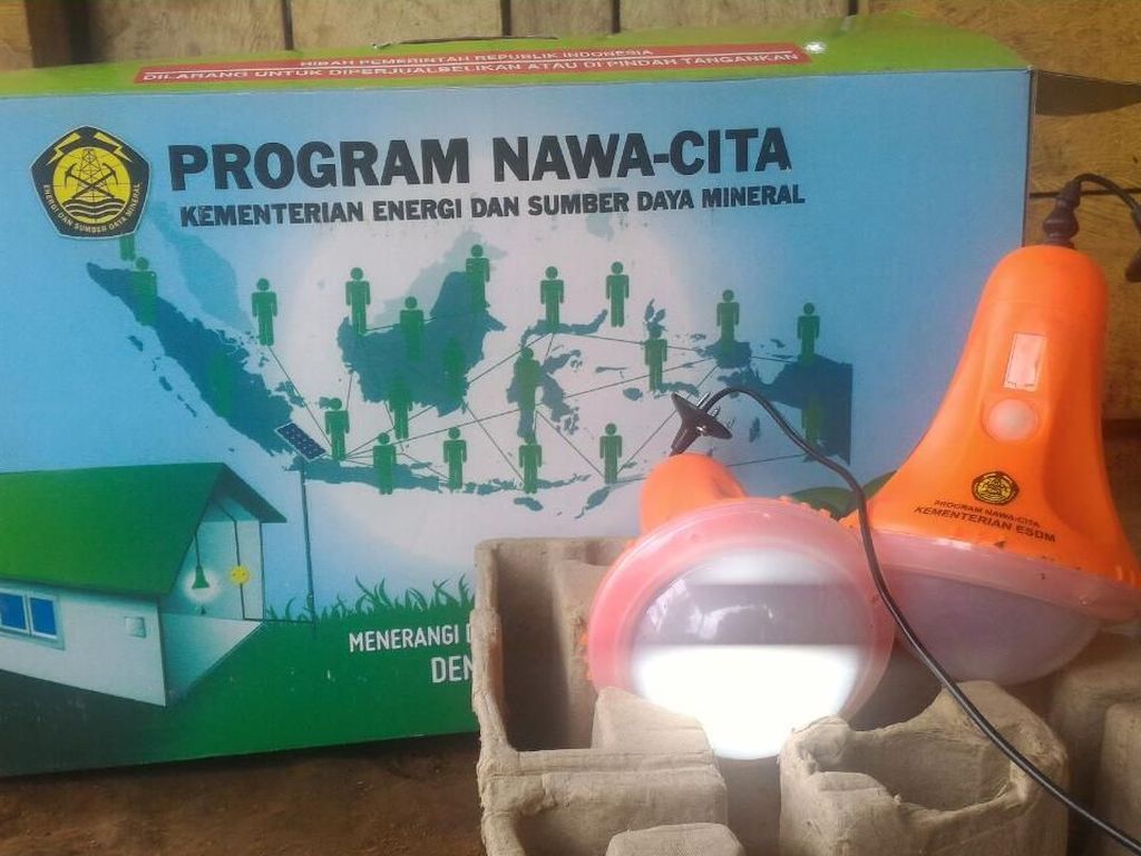 29.155 Unit Lampu Tenaga Surya Dibagikan di Papua Barat 29.155 Unit Lampu Tenaga Surya Dibagikan di Papua Barat