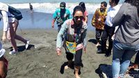 Gaya Rini Main Air di Pantai Nabire