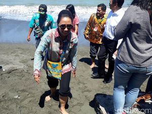 Gaya Rini Main Air di Pantai Nabire