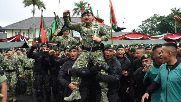 Momen Marsekal Hadi dan Letjen Edy Diarak Prajurit Kostrad