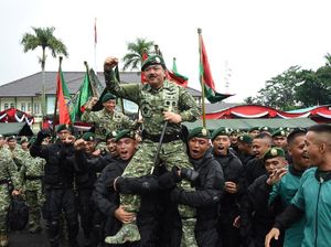 Momen Marsekal Hadi dan Letjen Edy Diarak Prajurit Kostrad Momen Marsekal Hadi dan Letjen Edy Diarak Prajurit Kostrad