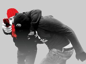 Mustaribeen, Jago Menembak dan Menyamar