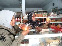 Petugas Gabungan Sita Mamin dan Obat Keras Tak Layak Edar di Blitar