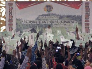Jokowi Bagikan 2.568 Sertifikat Tanah di Sorong, Papua Barat