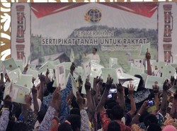 Jokowi Bagikan 2.568 Sertifikat Tanah di Sorong, Papua Barat