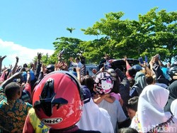 Jokowi Muncul dari Sunroof Mobil, Warga Nabire Antusias Menyambut