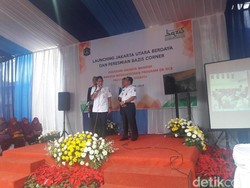 Saat Sandi Ajak Walkot Jakut Berpantun di Peresmian Bazis Corner