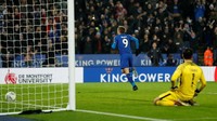 Jamie Vardy yang jadi eksekutor sukses menyamakan skor menjadi 1-1. Karena skor itu tak berubah hingga berakhirnya extra time, adu penalti pun dilakukan. Foto: Carl Recine/Action Images via Reuters