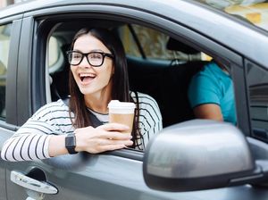 Pegal dan Kepanasan Saat Macet, Buka Jendela atau Nyalakan AC?