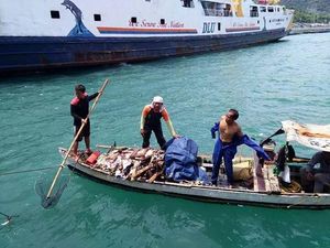 Sampah di Laut Pelabuhan Merak 3 Ton/Hari, dari Kulkas hingga Kasur