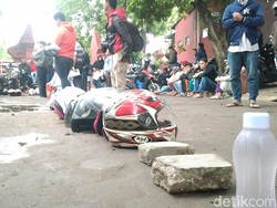 Kata Disdukcapil Cirebon Soal Antrean Sandal Hingga Helm Demi e-KTP