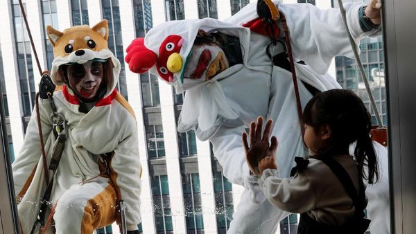 Ekstrem! Pembersih Jendela Pencakar Langit di Tokyo Pakai Kostum Ayam
