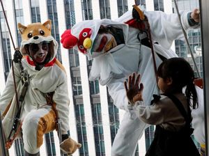 Ekstrem! Pembersih Jendela Pencakar Langit di Tokyo Pakai Kostum Ayam