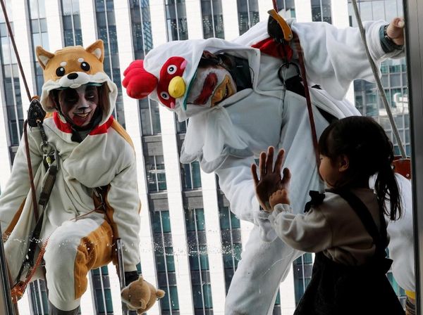 Ekstrem! Pembersih Jendela Pencakar Langit di Tokyo Pakai Kostum Ayam