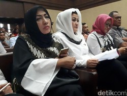 Ekspresi Istri Novanto Nantikan Detik-detik Sidang Dimulai