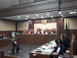 Pengacara Pertanyakan KPK Soal Beda Peran Novanto di Dakwaan Irman
