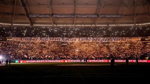 Keren! Ribuan Fans Schalke Nyalakan Kembang Api di Stadion