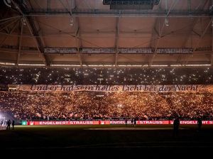 Keren! Ribuan Fans Schalke Nyalakan Kembang Api di Stadion