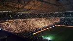 Keren! Ribuan Fans Schalke Nyalakan Kembang Api di Stadion