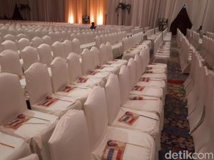 Penutupan Munaslub, Bendera Bergambar Airlangga Berjejer di Kursi