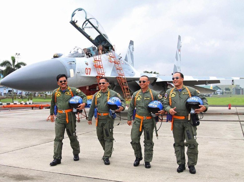 Momen Kompaknya Panglima TNI dan Kapolri-KSAD-KSAL Naik Sukhoi Momen Kompaknya Panglima TNI dan Kapolri-KSAD-KSAL Naik Sukhoi