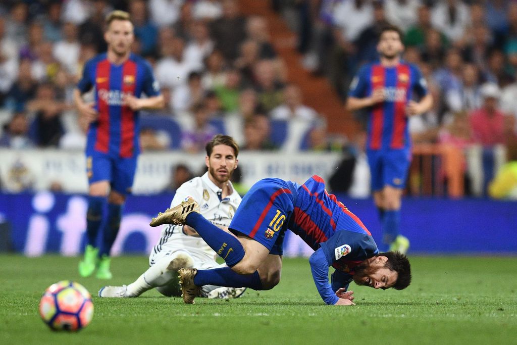 MADRID, SPAIN - APRIL 23:  Sergio Ramos of Real Madrid fouls Lionel Messi of Barcelona and is sent off during the La Liga match between Real Madrid CF and FC Barcelona at Estadio Bernabeu on April 23, 2017 in Madrid, Spain.  (Photo by David Ramos/Getty Images)