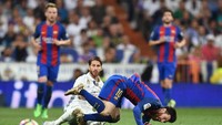 Posisi Messi sebagai pemain depan itu pun bikin dirinya sering kena ganjal Ramos. (Foto: David Ramos/Getty Images)