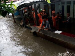 Tanggul Kali Pulo di RT 14 Jebol, Warga Jati Padang Kebanjiran Tanggul Kali Pulo di RT 14 Jebol, Warga Jati Padang Kebanjiran