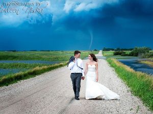 10 Foto Prewedding Ekstrem, Dikejar Tornado hingga Erupsi Gunung Agung