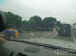 Truk Terguling di Tol JORR masih Dievakuasi, Lalin Padat 10 Km