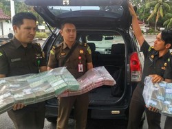 Jaksa Babel Tergopoh-gopoh Gendong Duit Segunung, Uang Apa Ya?