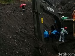 Hujan di Puncak Merapi, Sebuah Excavator Tertimbun Banjir Lahar Hujan