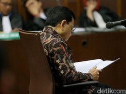 Saat Setya Novanto Khusyuk Dengarkan Eksepsi dan Baca Berkas