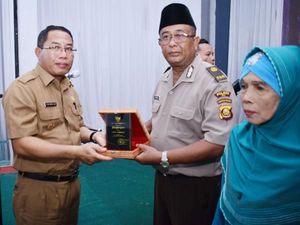 Bangun Pesantren Gratis, Aiptu Fahrizal Diberi Awards dari Bupati