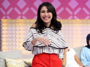 Kepergok Bareng Raffi di Hotel, Ayu Ting Ting: Kayak Gitu-gitu Nggak Benar! Kepergok Bareng Raffi di Hotel, Ayu Ting Ting: Kayak Gitu-gitu Nggak Benar!