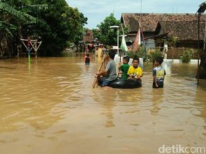 Banjir di Jombang Mulai Surut, Warga Masih Bertahan di Pengungsian