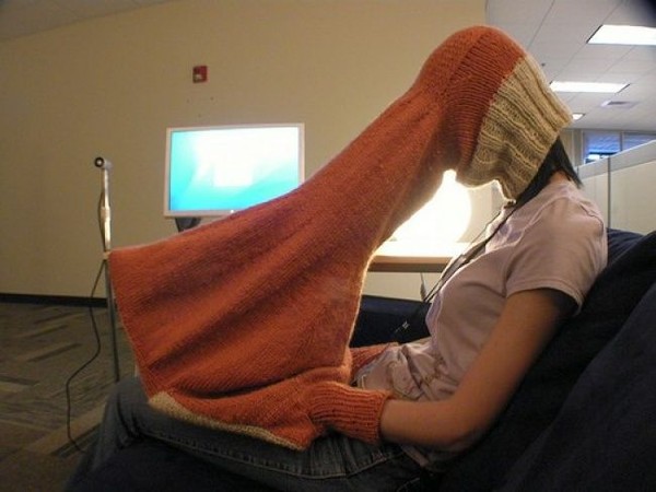 Kain rajutan untuk menjaga privasi saat membuka laptop. Segitunya? Foto: @beckystern via Brightside