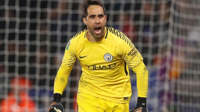 Soccer Football - Carabao Cup Quarter Final - Leicester City vs Manchester City - King Power Stadium, Leicester, Britain - December 19, 2017   Manchester City's Claudio Bravo celebrates winning the penalty shootout   Action Images via Reuters/Carl Recine    EDITORIAL USE ONLY. No use with unauthorized audio, video, data, fixture lists, club/league logos or 