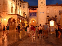 Kota Ini Larang Turis Bawa Koper, Warganya Bisa Ngamuk-Kamu Didenda